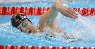  Margaux Isaksen swimming 